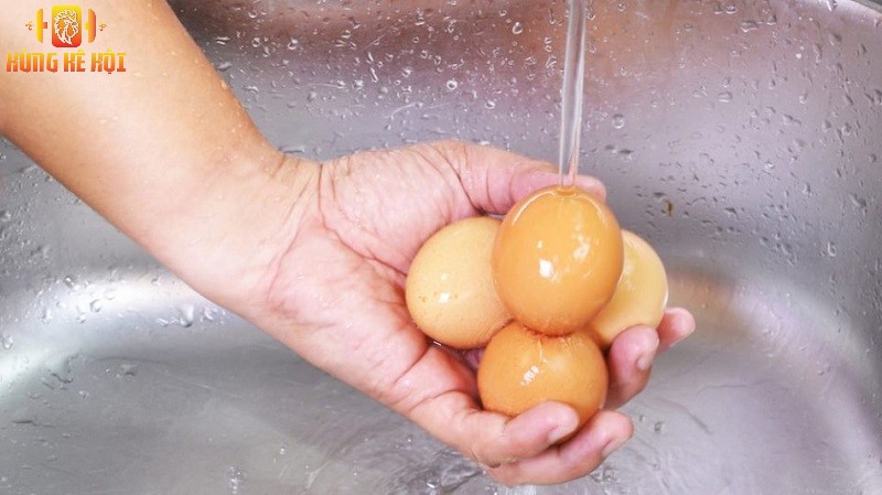 Giải đáp: Trứng gà dính nước có ấp được không?
